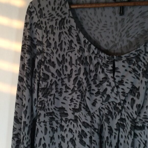 Daisy Fuentes Grey Leopard Print Blouse Size Large - Picture 3 of 7